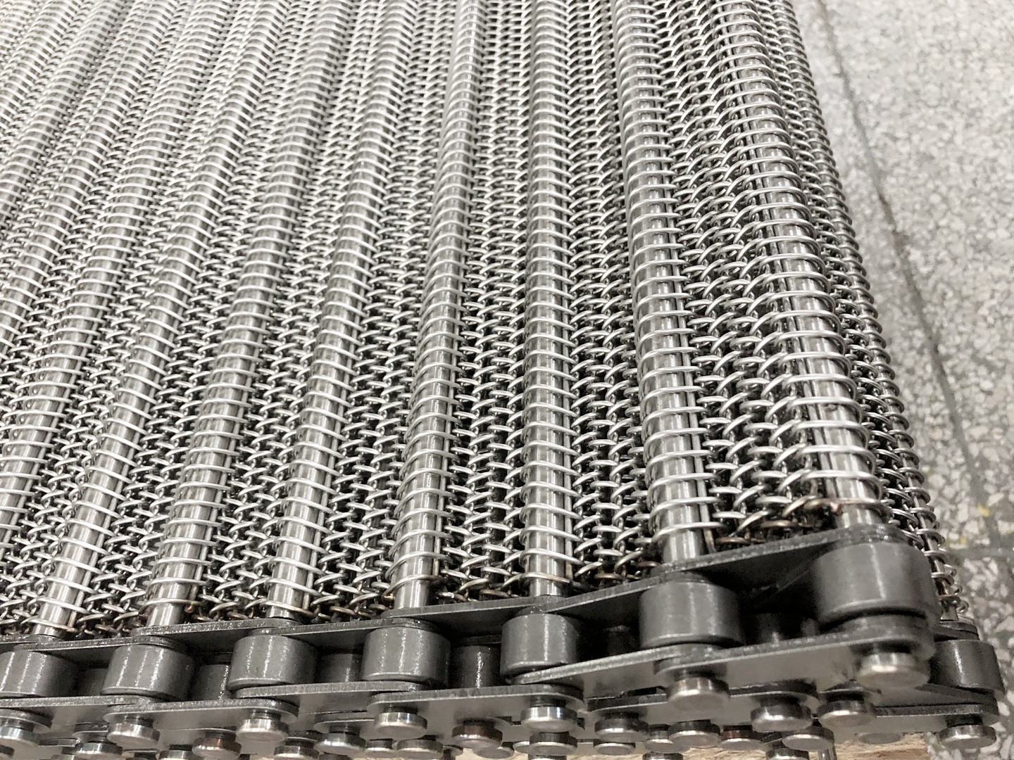 【不銹鋼網帶】運轉過程中會打滑嗎？